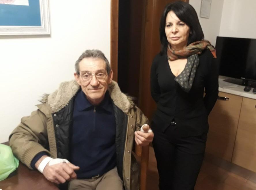 Paura durante un passeggiata: «Il “lupo” ringhiava, poi mi ha addentato entrambe le mani» 