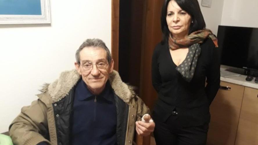 Paura durante un passeggiata: «Il “lupo” ringhiava, poi mi ha addentato entrambe le mani»