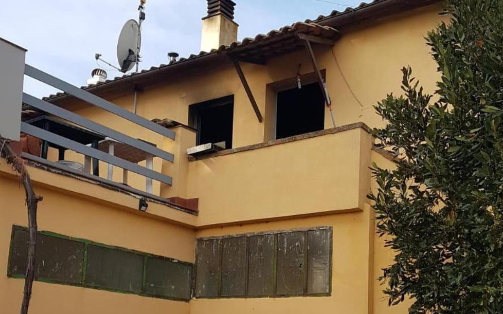 Scoppia un incendio nell’appartamento Famiglia resta bloccata 
