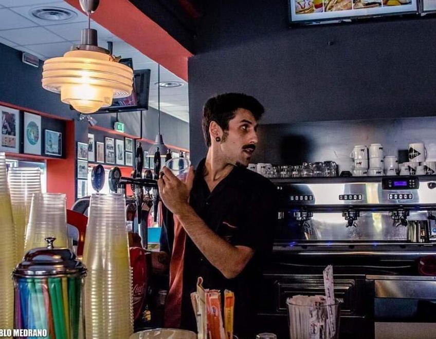 Il Surfer Joe cerca 3 camerieri subito e poi personale per cucina e bar 