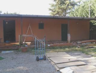 L’esterno della villetta e a destra una fase della demolizione