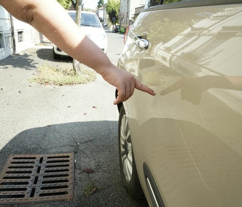 Di giorno aggiusta le auto, di sera le danneggia 