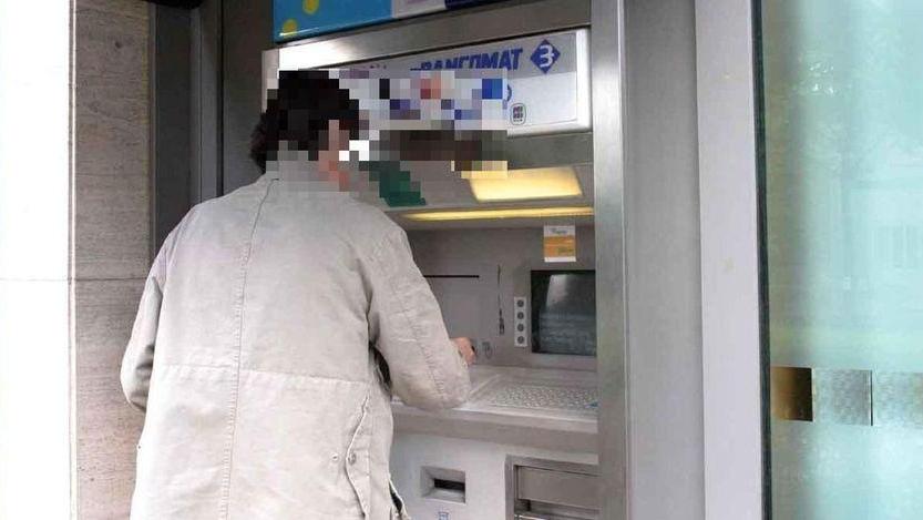 Ruba un bancomat e preleva 800 euro Aveva il foglio di via