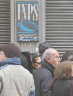 Pensionati in fila davanti alla sede di un ufficio dell’Inps