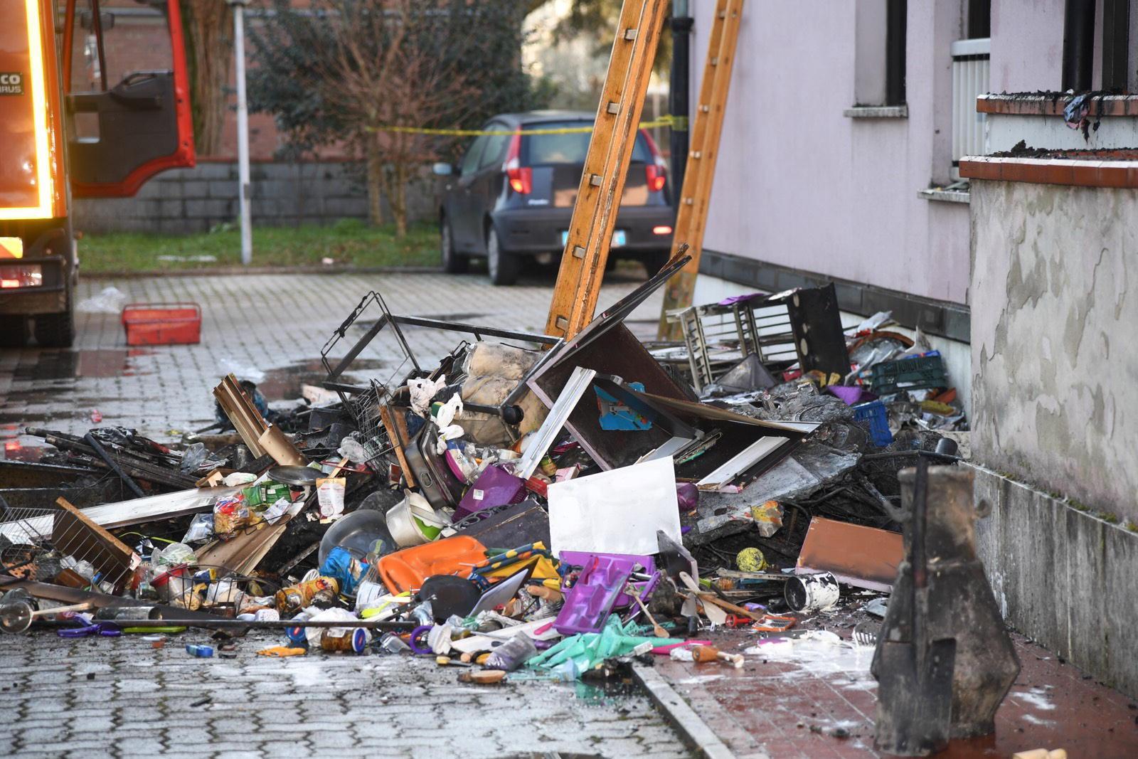 Gli effetti dell'incendio (foto Franco Silvi)