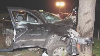 <strong>VIALE NAZARIO SAURO.</strong> La jeep semidistrutta nell’impatto contro l’albero