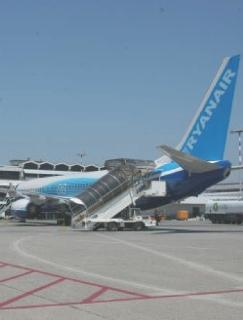 Un aereo della flotta Ryanair sulla pista del Galilei
