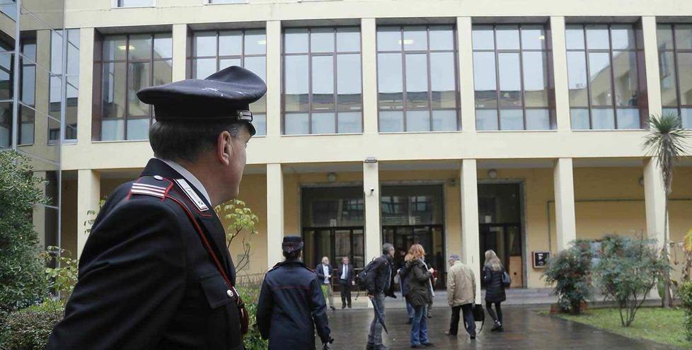 Figlio difende il padre accusato di abusi sulla sorella: «Bugie» 