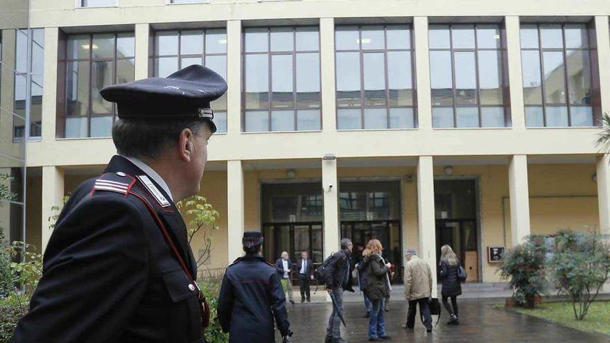 Figlio difende il padre accusato di abusi sulla sorella: «Bugie»