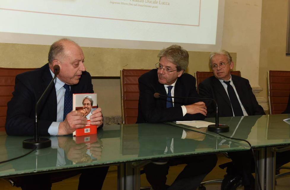 Gentiloni arriva a Lucca e fa il pienone in sala Tobino