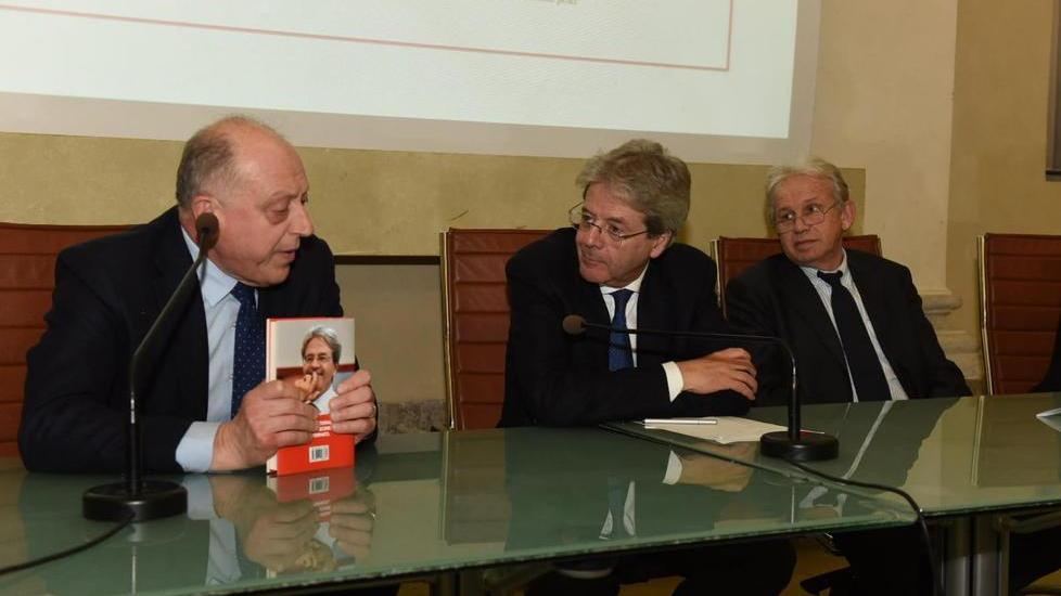 Gentiloni arriva a Lucca e fa il pienone in sala Tobino