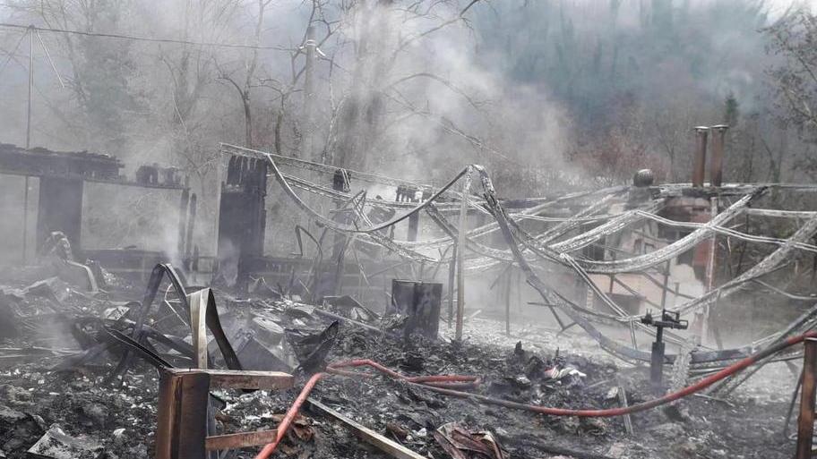 Incendio al circolo del tennis Distrutta la Casina di legno