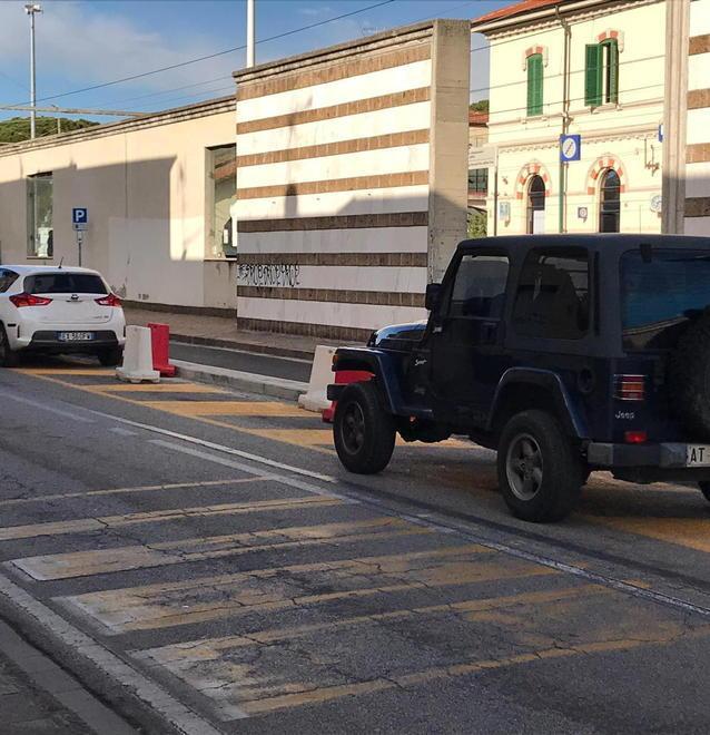 Automobili parcheggiate nonostante il guard rail
