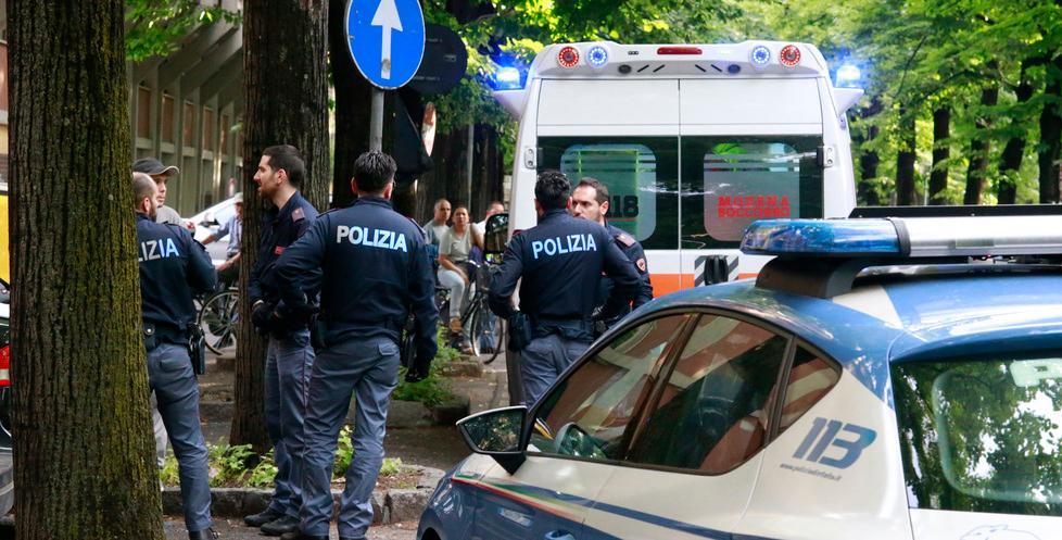 Gettano a terra una giovane e la rapinano: presi due minori 