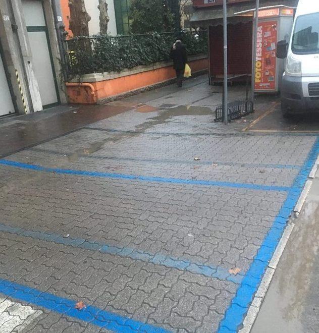 Strisce blu pasticciate Rimuovono la sua auto