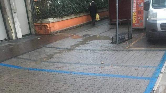 Strisce blu pasticciate Rimuovono la sua auto