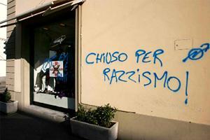 Scritte vandaliche sulle vetrinedel negozio "anti-cinesi" - FOTO