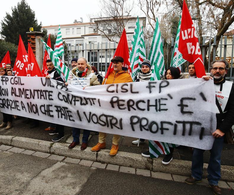 Lo sciopero dei lavoratori di Salus e Quisisana «Abbiamo stipendi bassi rispetto al pubblico» 