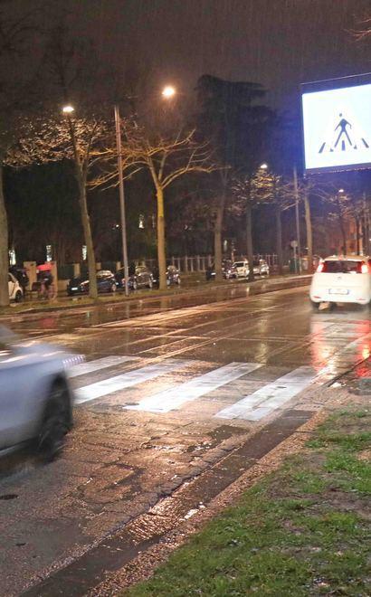 Pedone investito vicino alle strisce Trauma cranico e femore rotto