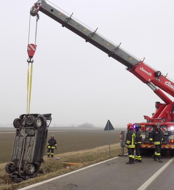 Vola nel fossato con l’auto