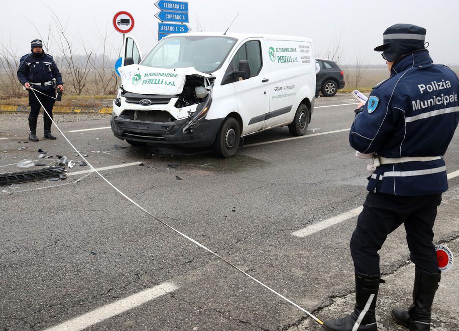 Furgone contro scuolabus Paura per i bimbi, un ferito 