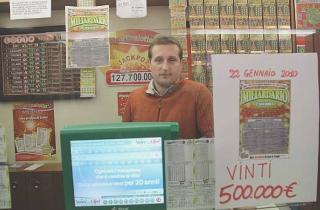 Raffaello Vatteroni nella tabaccheria Napoleone