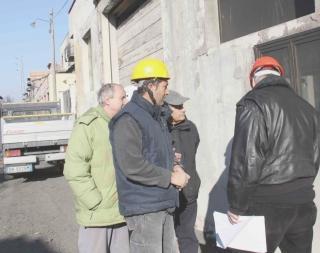 <strong>LA RINASCITA.</strong> A sinistra e a destra i primi operai al lavoro nel cantiere della carrozzeria Domenici in via Ponchielli Sopra: Marco Domenici, propritario dell’autocarrozzeria