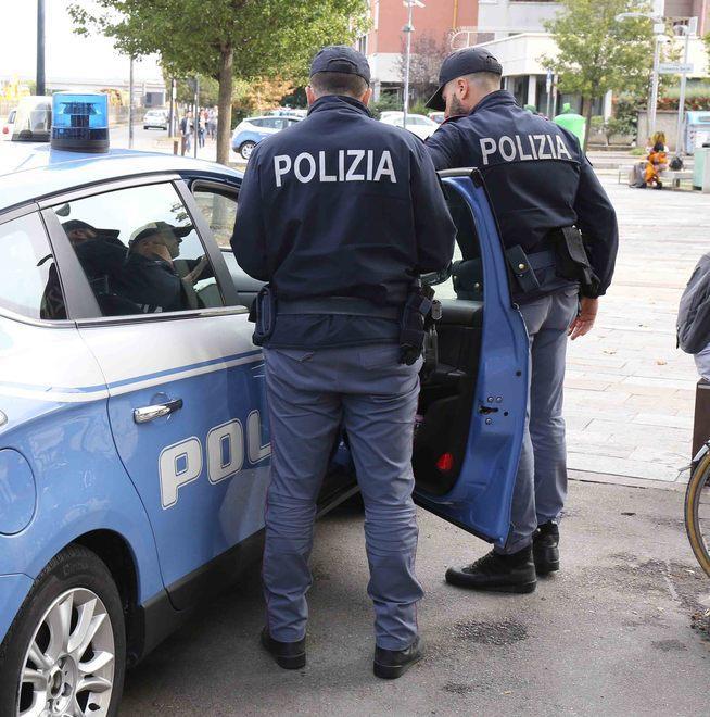 Vede un uomo a terra e aggredisce i poliziotti Arrestato per resistenza