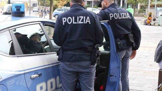 Vede un uomo a terra e aggredisce i poliziotti Arrestato per resistenza