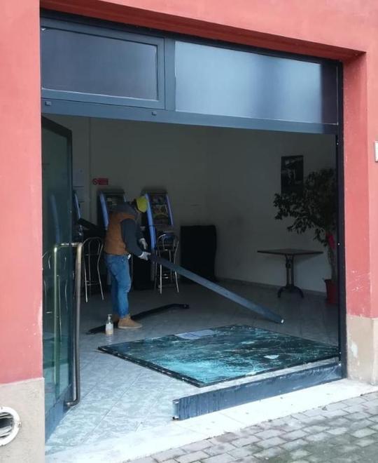 Sfondano la vetrata con l’auto e rubano il “cambiamonete” 