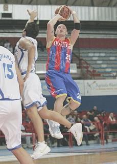 Il play Davide Parente al tiro