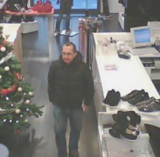 <strong>IN AZIONE.</strong> Claudio Conti in un negozio d’abbigliamento del centro