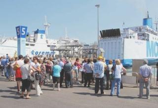 Turisti in attesa dell’imbarco sul porto di Piombino