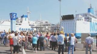 Turisti in attesa dell’imbarco sul porto di Piombino