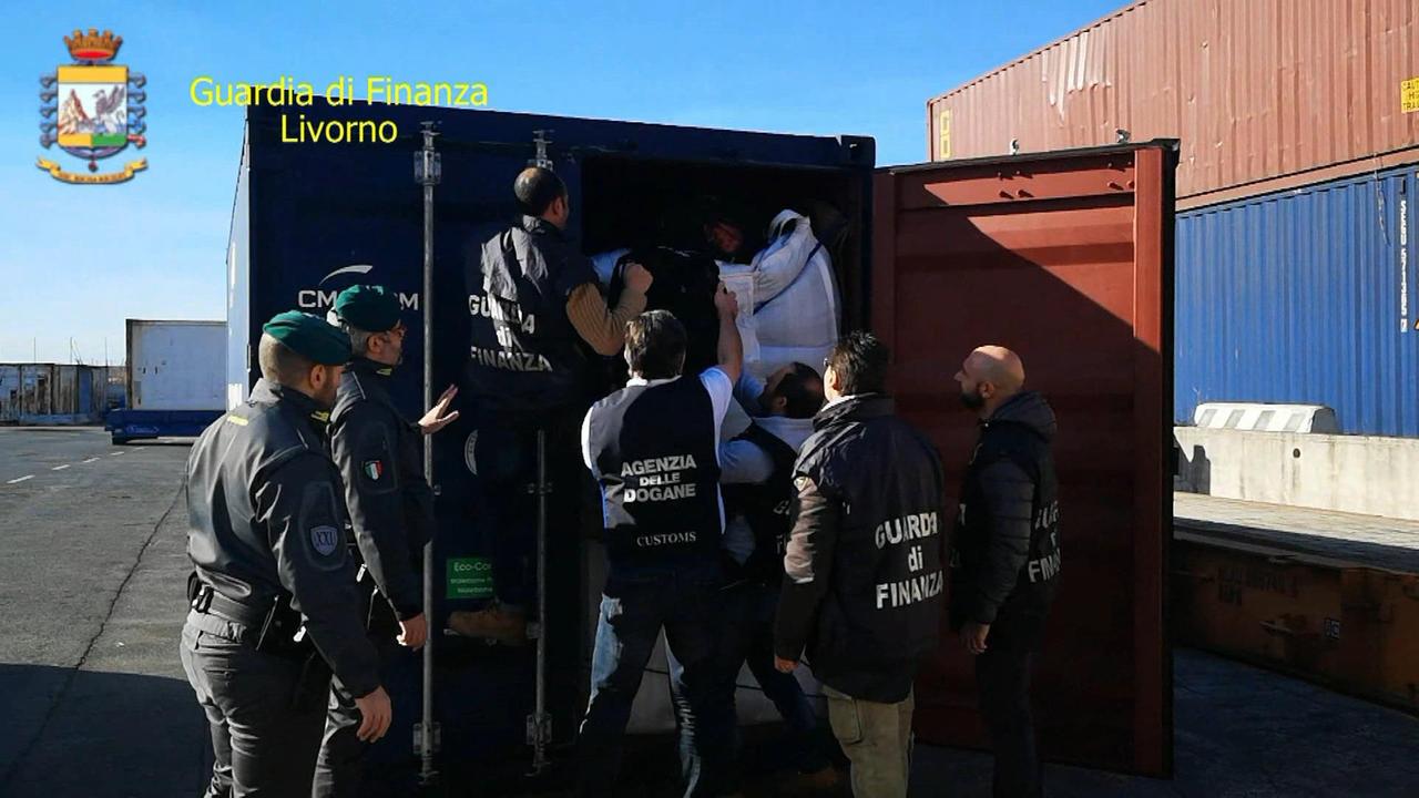 Livorno, sequestro record di cocaina: 650 chili tra i sacchi di caffè. Salvini: "Operazione eccezionale"
