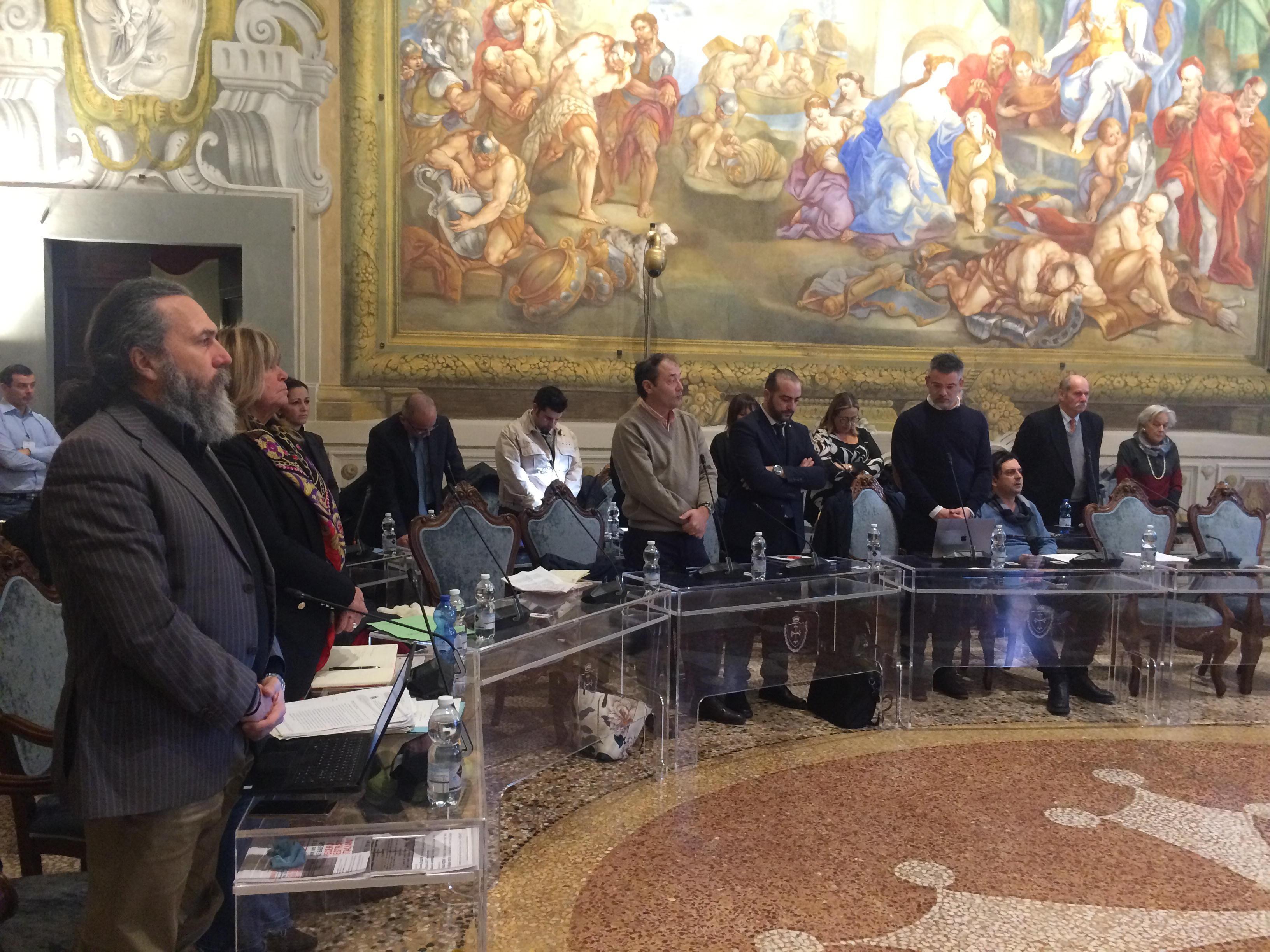 Il consigliere comunale Laurora seduto durante il minuto di silenzio per la Shoah