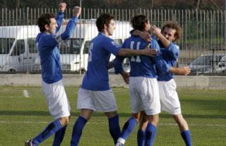 L’esultanza dei biancazzurri dopo il primo gol di Basilico
