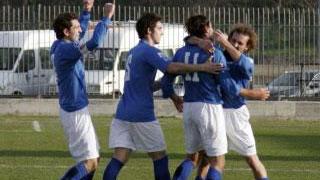 L’esultanza dei biancazzurri dopo il primo gol di Basilico