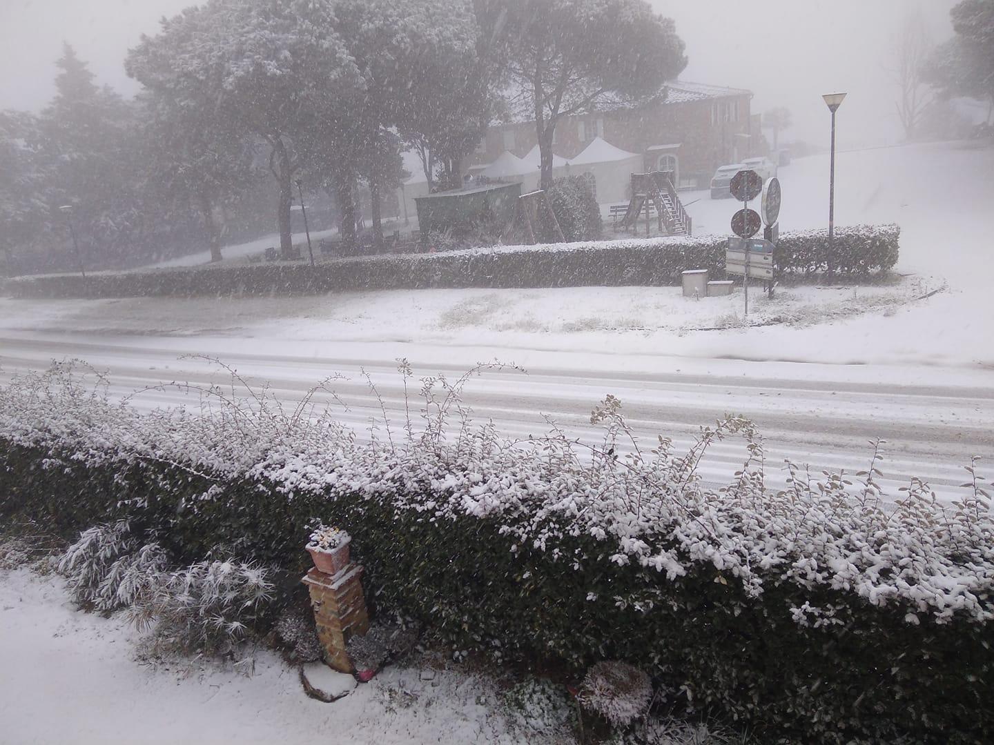 La nevicata a Gambassi Terme (foto da Facebook)