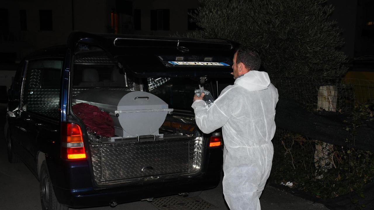 Il feretro con la salma del clochard trovato morto (foto Bf)