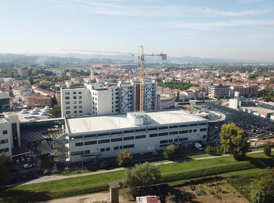 Una veduta dell’ospedale San Giuseppe con il cantiere per la realizzazione del blocco H (Foto Agenzia Carlo Sestini)
