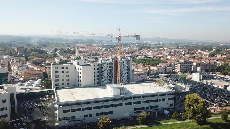 Una veduta dell’ospedale San Giuseppe con il cantiere per la realizzazione del blocco H (Foto Agenzia Carlo Sestini)