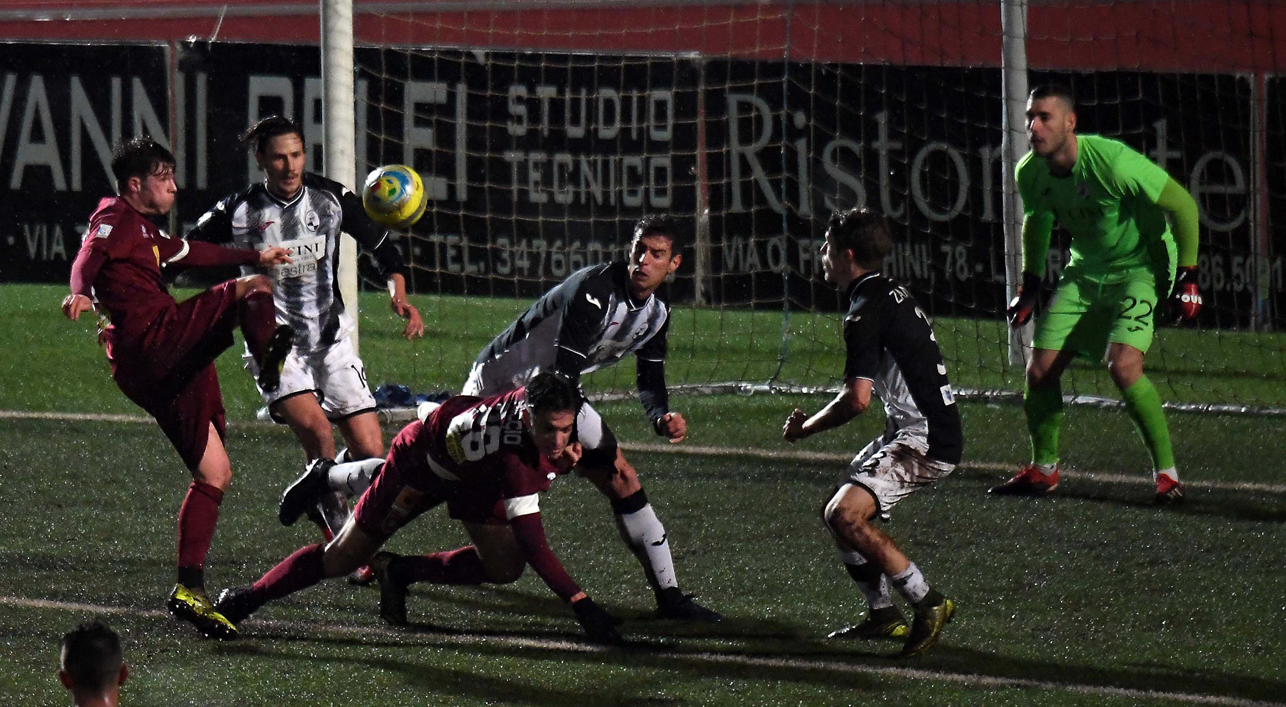 Un'azione della partita di Coppa tra Pontedera e Siena 