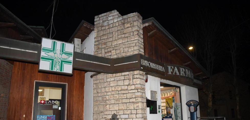 Incappucciato e armato di coltello rapina una farmacia 