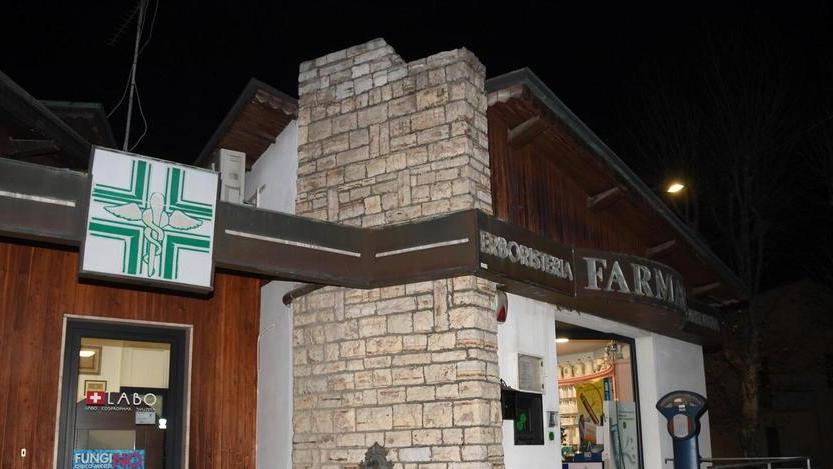 Incappucciato e armato di coltello rapina una farmacia