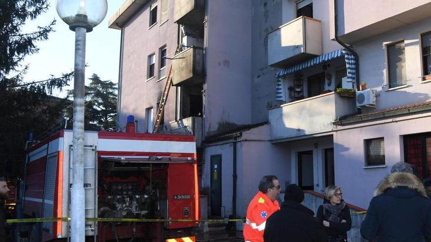 Otto persone intossicate nel palazzo in fiamme Sentiti alcuni scoppi