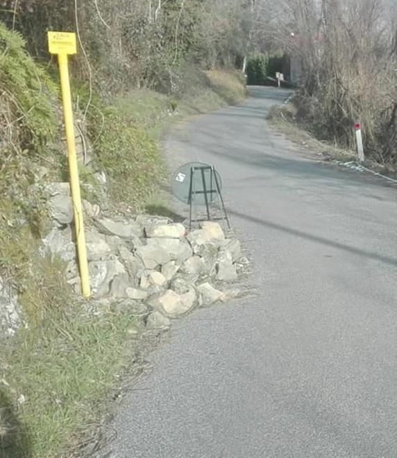 «Caduta di sassi sulla strada a Pozzo» parte un esposto