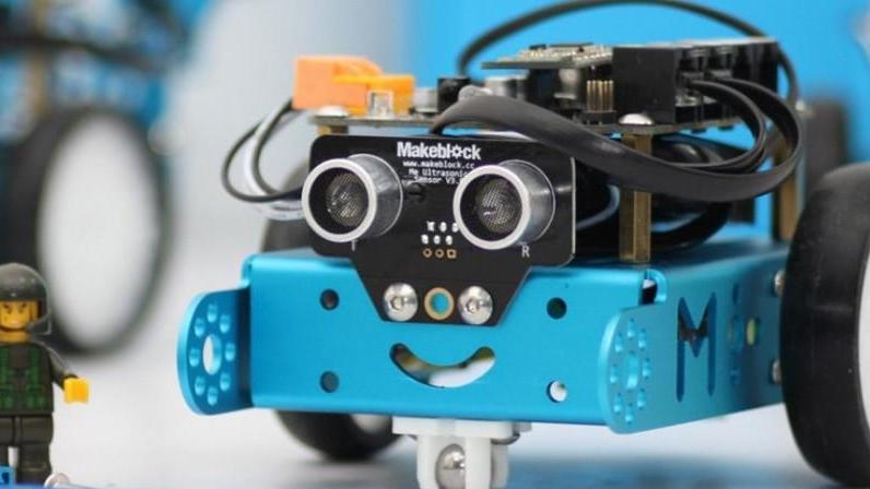 Dodici robot alle elementari parte il corso per piccoli programmatori informatici