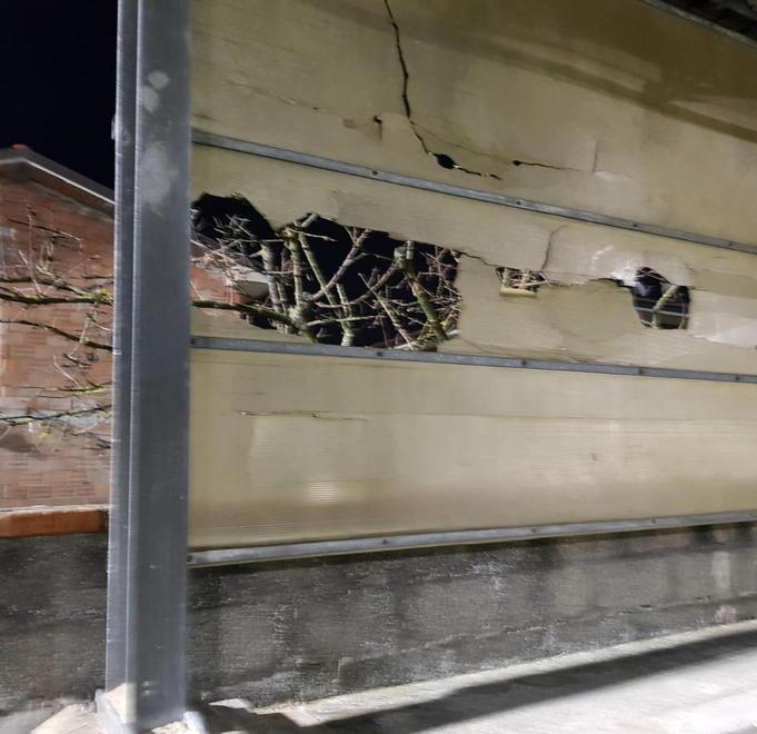 Illuminazione carente e pannelli rotti in tribuna 