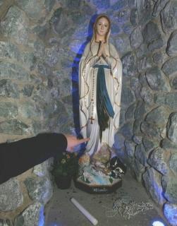 La Madonna di Lourdes danneggiata dal fuoco